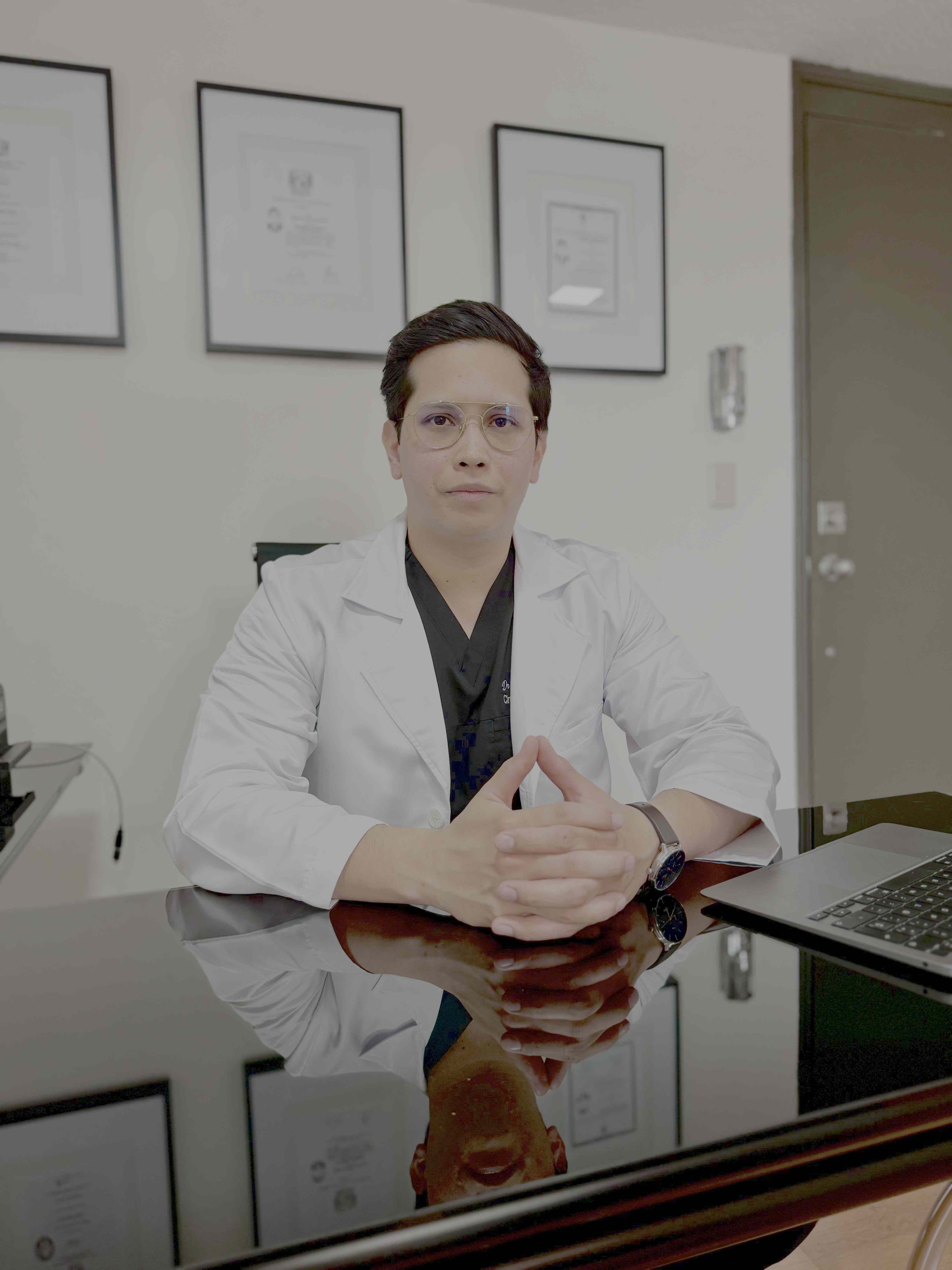 Dr. José Lino García Alvarado, cirujano gastrointestinal y endoscopista en su consultorio de Lindavista, CDMX