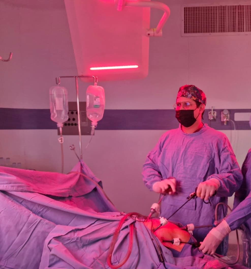 Dr. Lino García Alvarado en quirófano realizando cirugía gastrointestinal en Ciudad de México